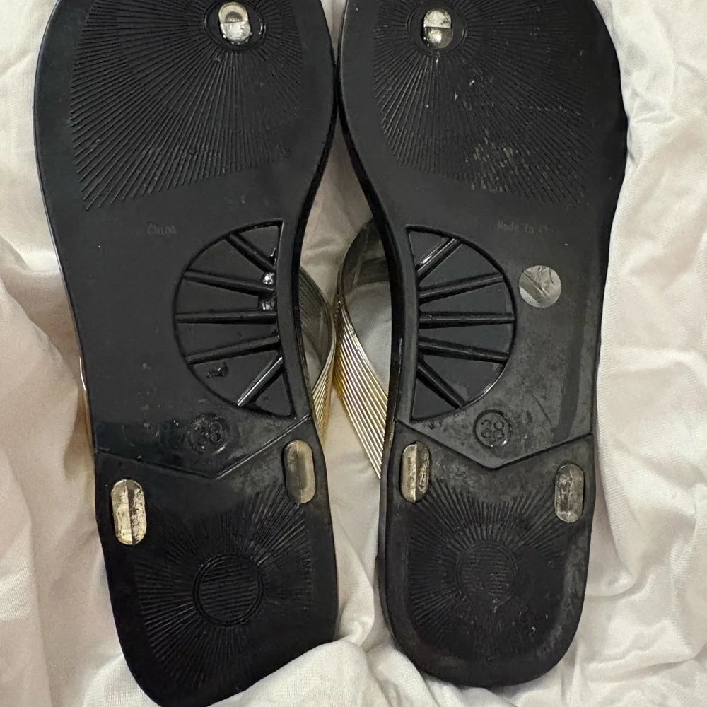 Black & Gold Women's Thong Sandals - Elegant Slip-On Style - Picture 4 of 4